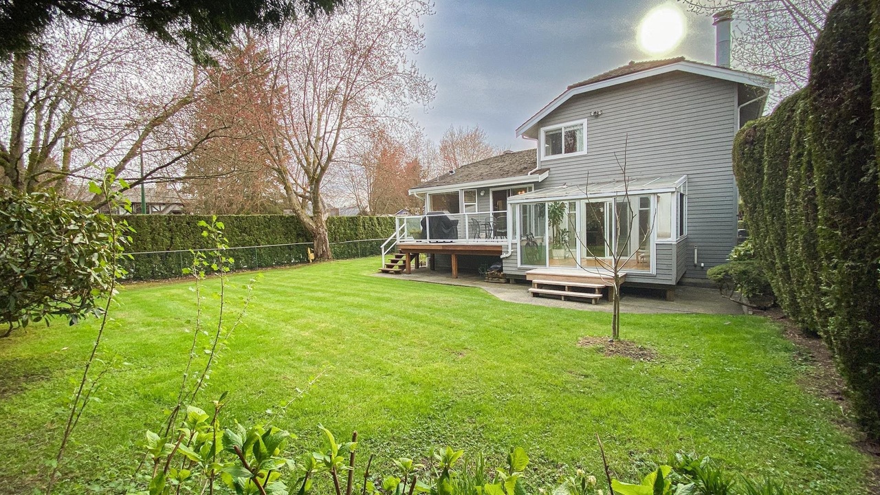 1212 Orlohma Pl, North Vancouver, BC V7G 2K3 2
