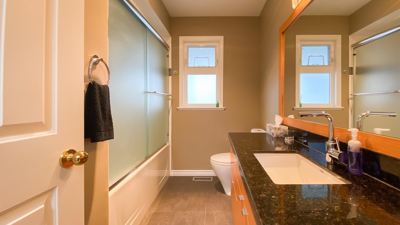1212 Orlohma Pl, North Vancouver, BC V7G 2K3 11