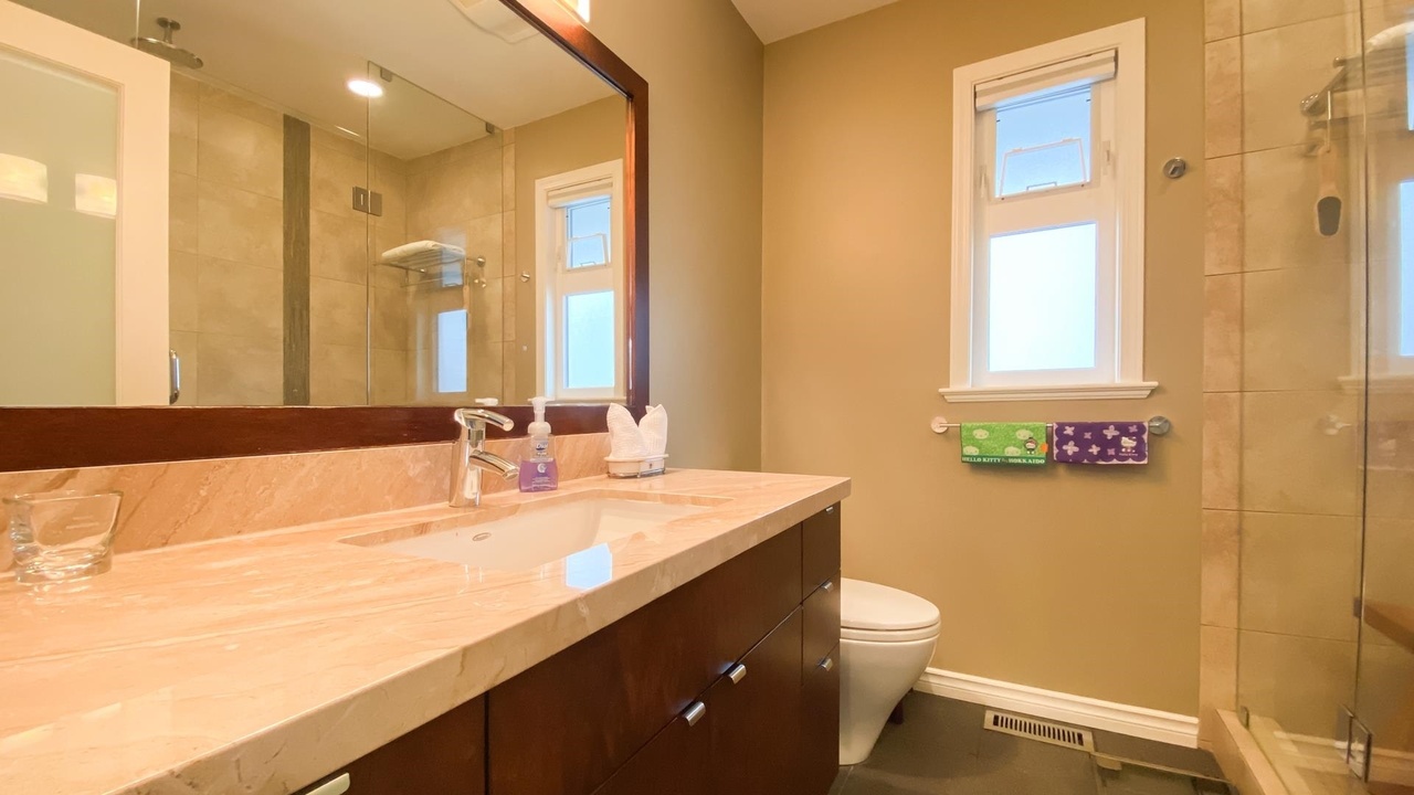 1212 Orlohma Pl, North Vancouver, BC V7G 2K3 17