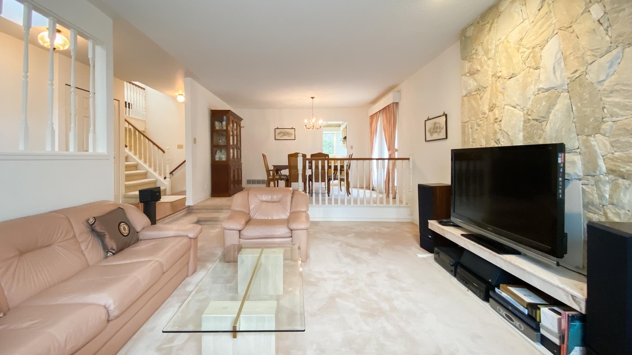 1212 Orlohma Pl, North Vancouver, BC V7G 2K3 20