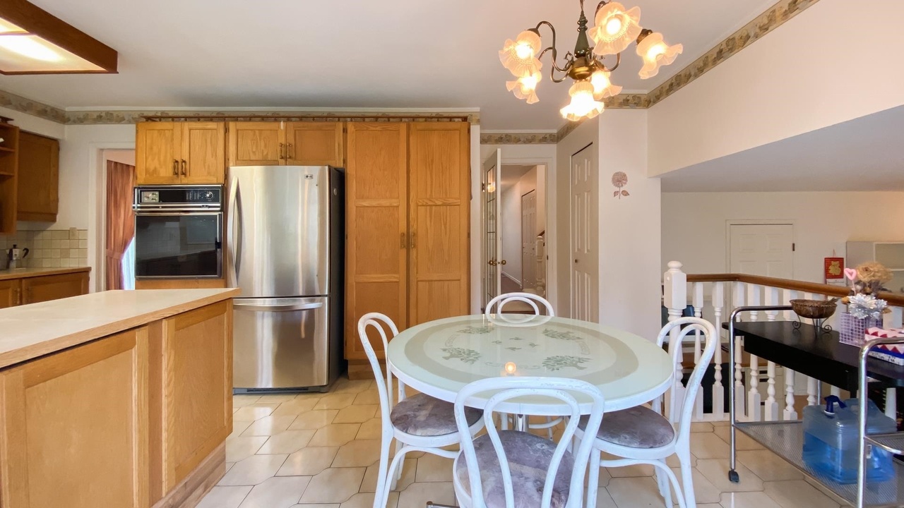 1212 Orlohma Pl, North Vancouver, BC V7G 2K3 22