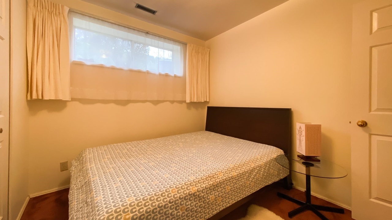 1212 Orlohma Pl, North Vancouver, BC V7G 2K3 8
