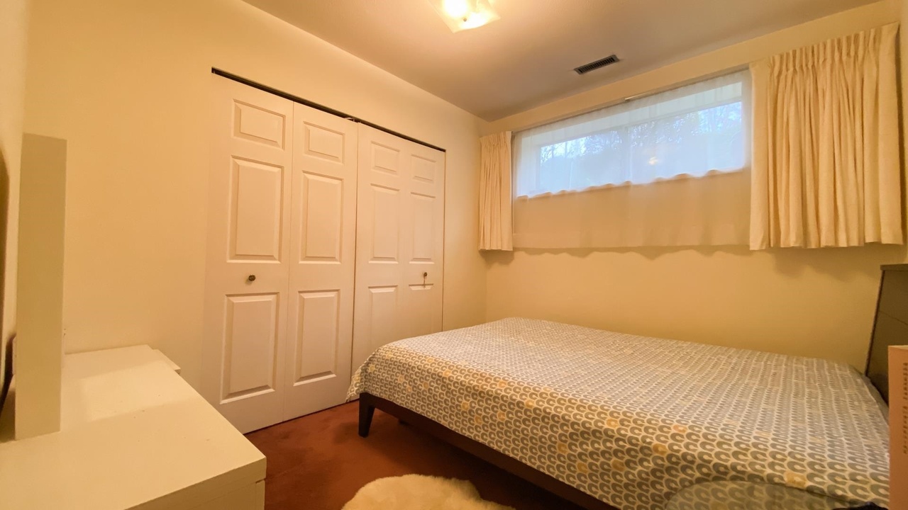 1212 Orlohma Pl, North Vancouver, BC V7G 2K3 9