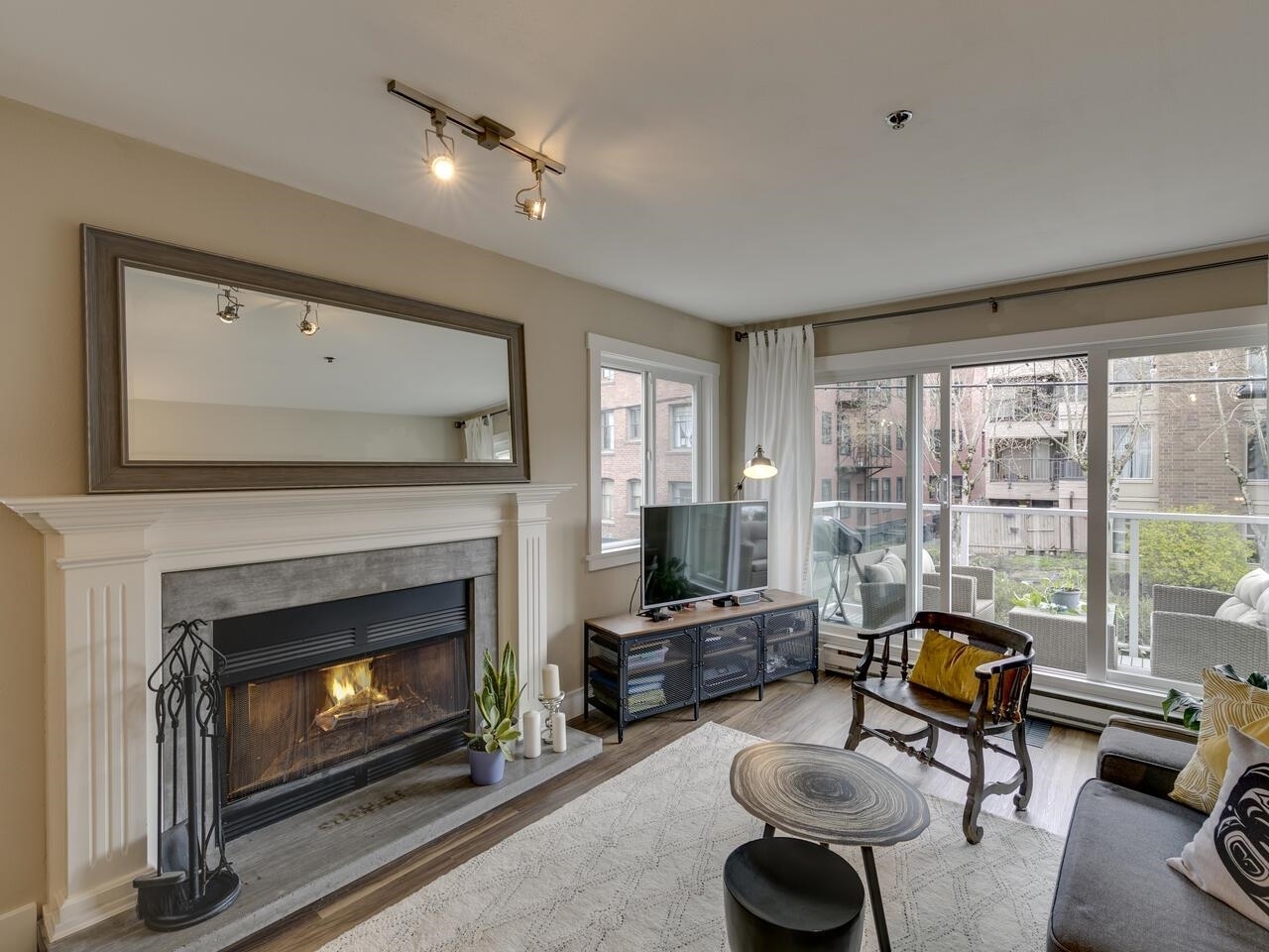 1265 W 11th Ave #206, Vancouver, BC V6H 1K6 4